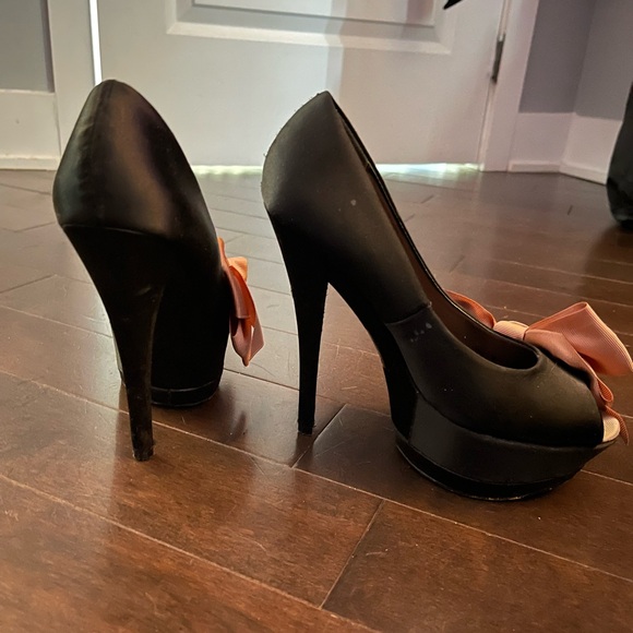 Bow tie heel - Picture 2 of 2